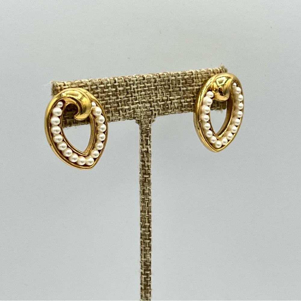 Vintage pierced earrings gold tone tiny faux pearl beads - Picture 3 of 5